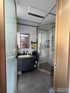 中海湖心半岛，带车位，260万精装修