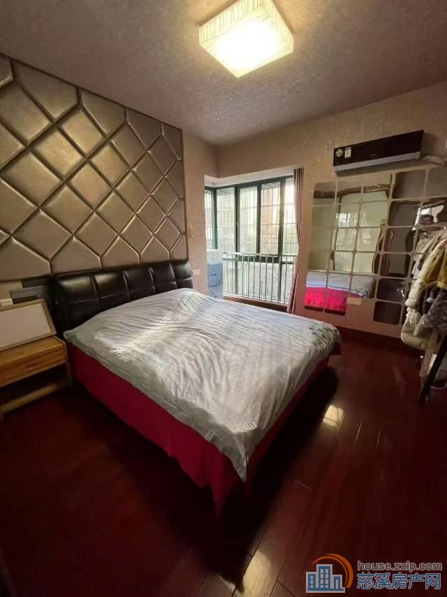 胜地名苑二楼精装修104平车位储物间