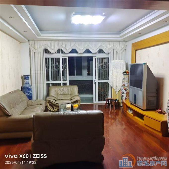 东兴苑南区1楼132平老精装135万