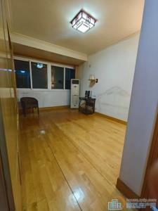 南胜苑139平装修保养好送车库109万