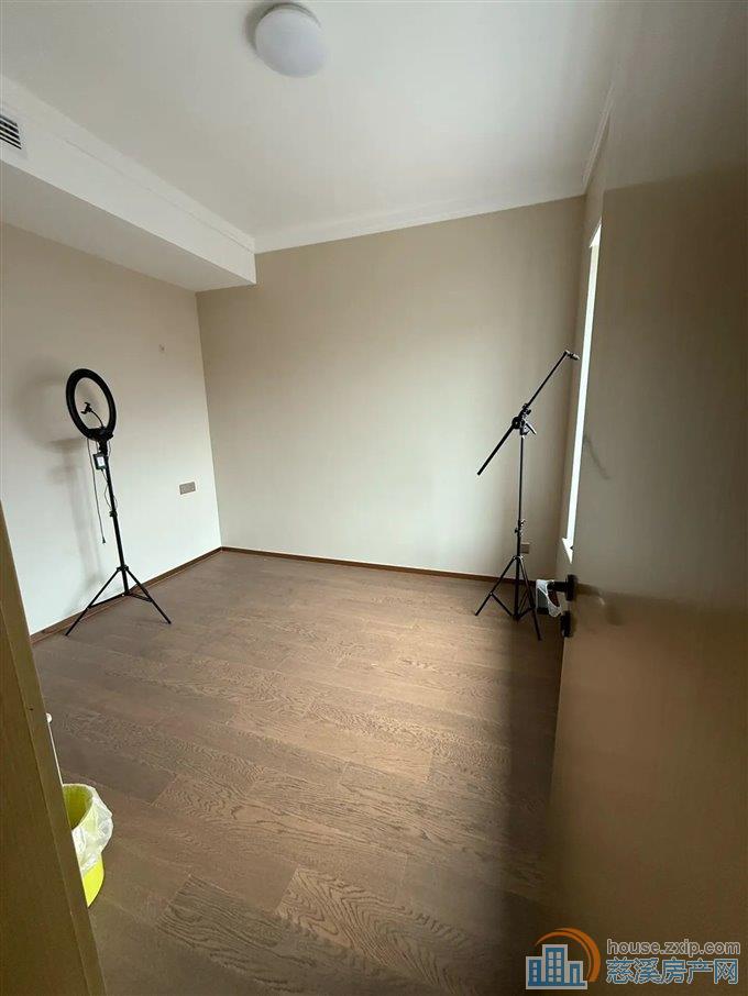 中海湖心半岛，125平230万精装修