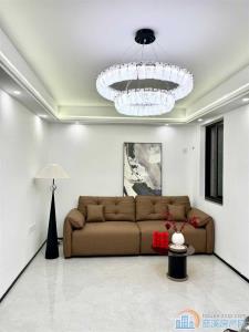 金山新村2楼74平+14平全新精装修直接