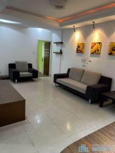 东兴苑北区二楼96平带架空层老精装