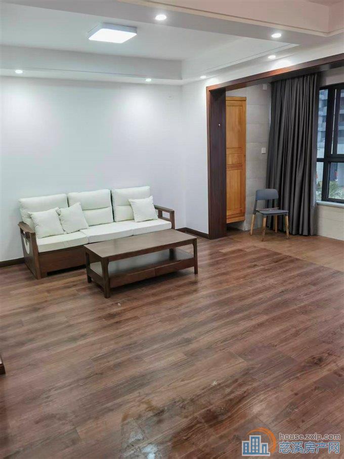 悦未来143平精装有车位3500元/月