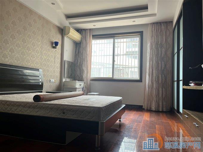 万江华庭二楼130平三室二卫2600元