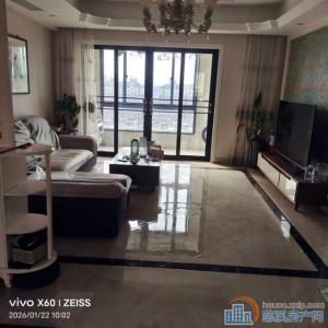 阳光城一期前面一排140平三室两卫婚装