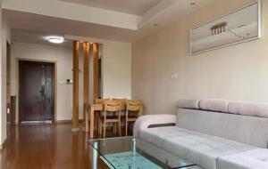 和润公寓一室一厅精装修1900/月