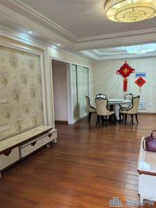 白金湾小区电梯房136平精装自住130万