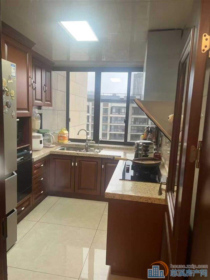 保利慈悦湾138平精装三室二卫158万