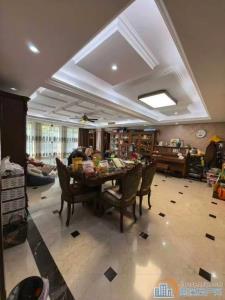 橡树湾196平4房2厅2卫，精装满两年