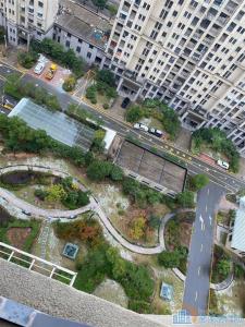 鸣北小区   车位杂物间 独梯独户