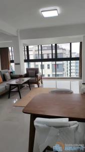 云颂府100平顶楼朝南三间带车位精装