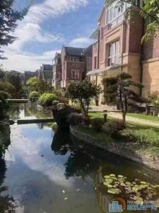 伊顿别墅2通4产证462平白胚570万