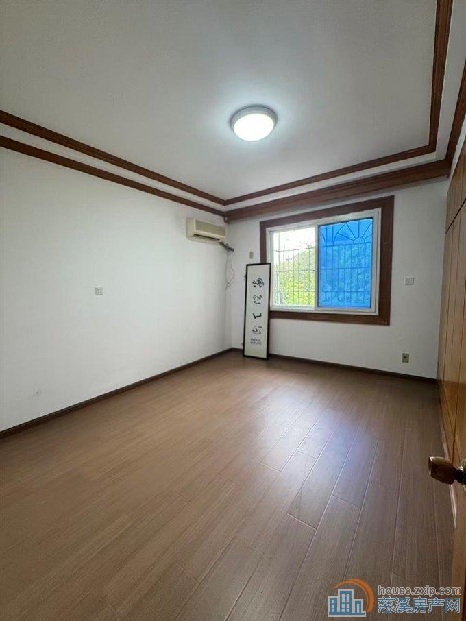 新城中心2楼精装三室二卫2000元