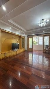 虞波北园东区 1楼 带车库165万