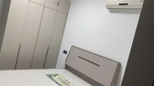 观湖佳苑电梯房90平储藏室精装125万