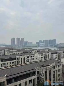 中海湖心半岛花苑湖景房126平275万