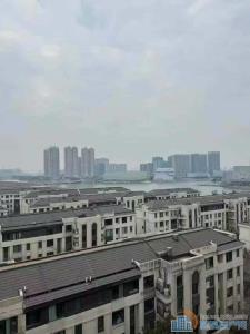 中海湖心半岛花苑豪装126平中层275万