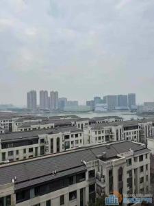 海湖心半岛豪装湖景房126平288万