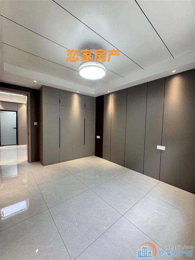 金山新村东区一楼73平全新自住精装81万