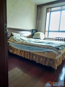 人和家园电梯房101平储藏间精装110万