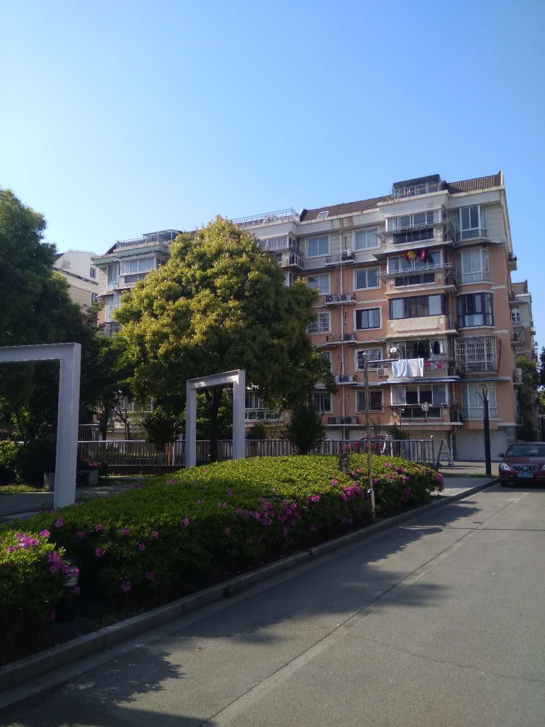 隆兴家园4楼3间朝南+车库位置好直接房源