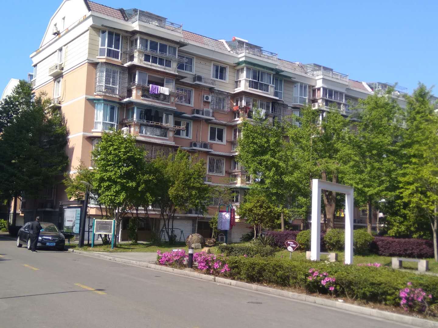 隆兴家园4楼3间朝南+车库位置好直接房源