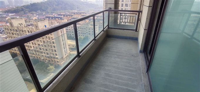 嘉景园 毛坯156平方188万车位杂物间