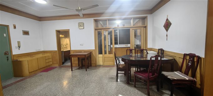 出租【吉祥新村】4楼精装修135平方3室二厅二卫每月2300元.车库一只