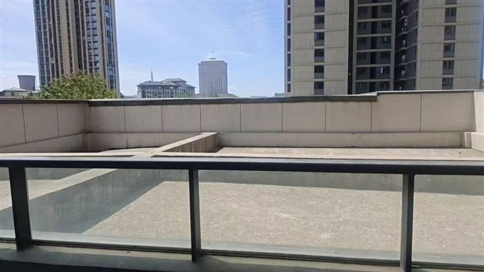 江岸臻园124平毛坯三室低楼层155万