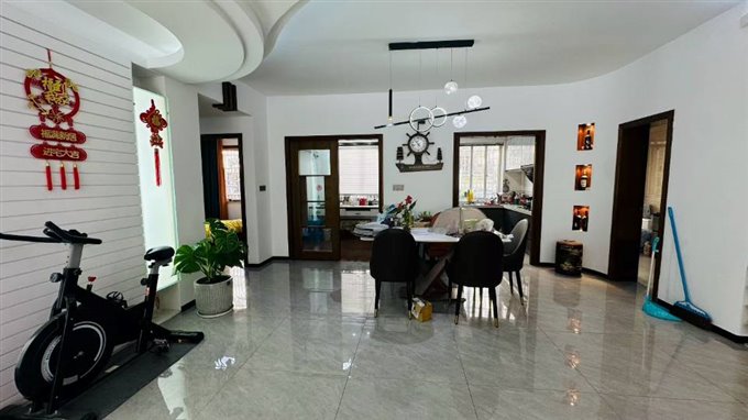 清泰公寓156平稀缺一楼精装带车库满2年