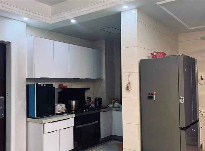 阳光城二期96平三室自住精装3000元