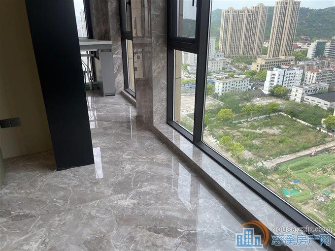 江畔壹号苑 精装 带车位 高层 城市景观