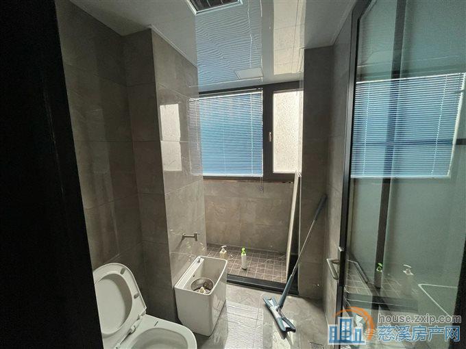 悦华府,精装修东边套188万