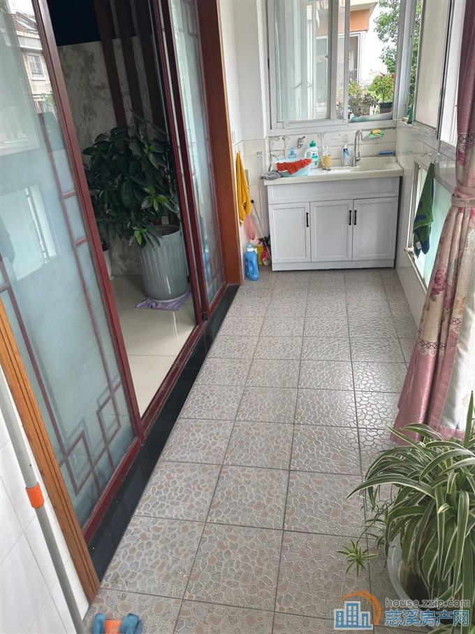 隆兴家园  精装自住房 带车库 无在读