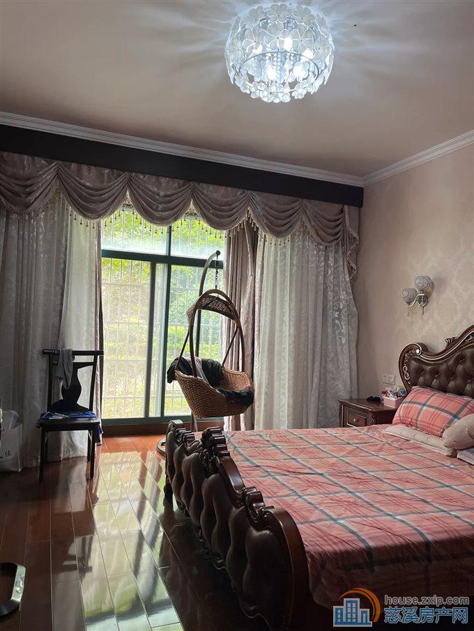 东方明珠152.82平162万送车位杂物