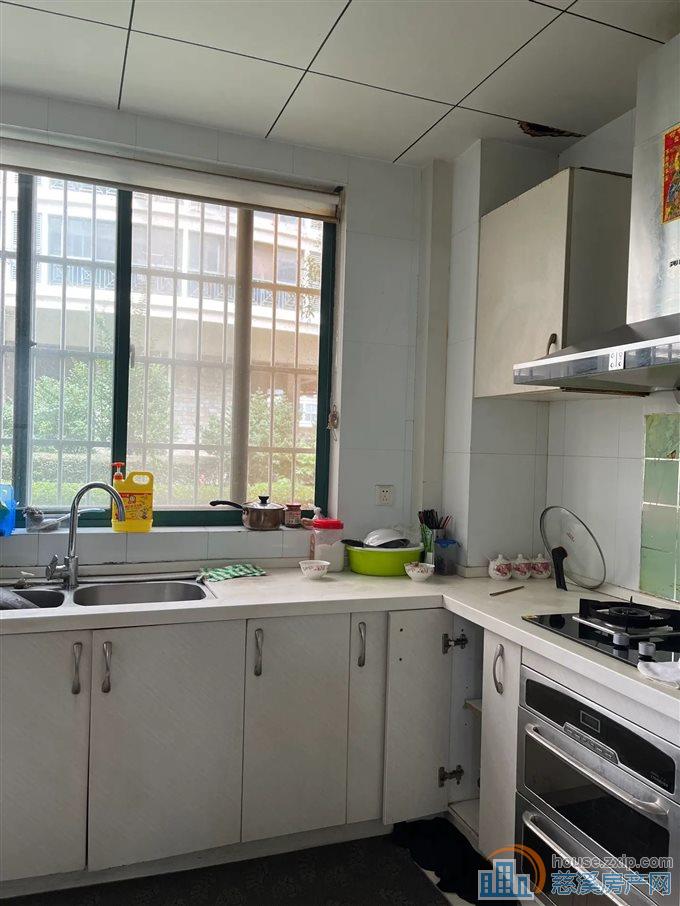 东方明珠152.82平162万送车位杂物