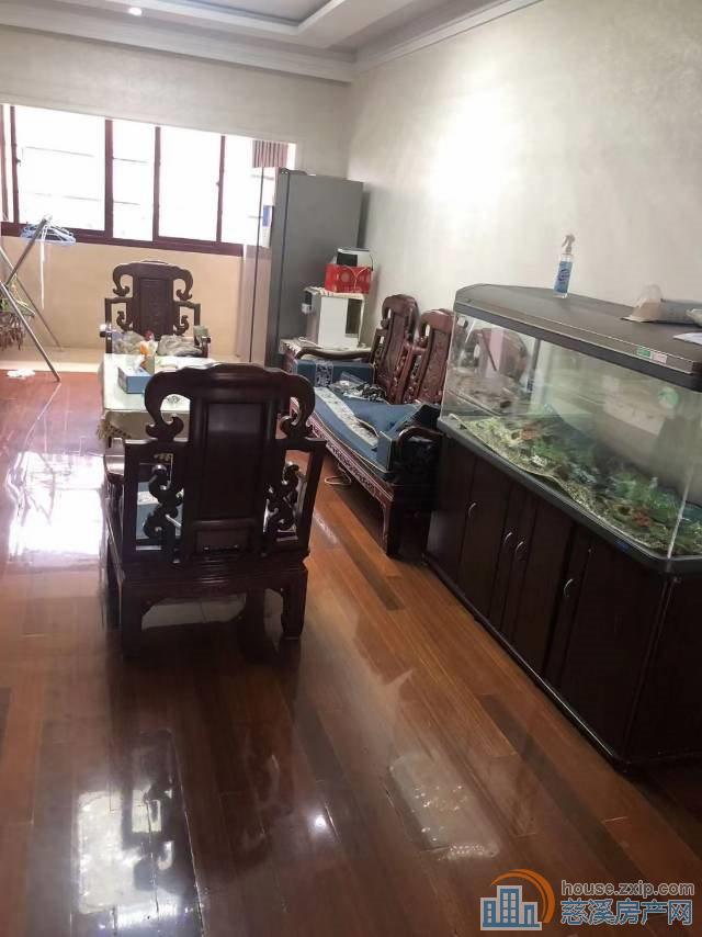 南胜苑直地4楼142平精装168万