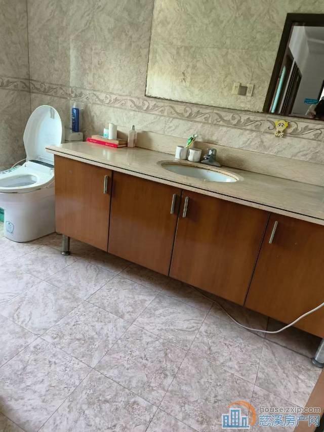 华泰苑三楼160平方