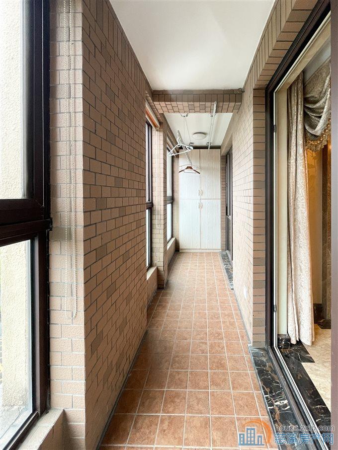 提香公寓143平238万带车位地暖