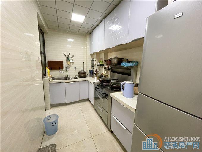 白金湾98平109.8万精装修两居室