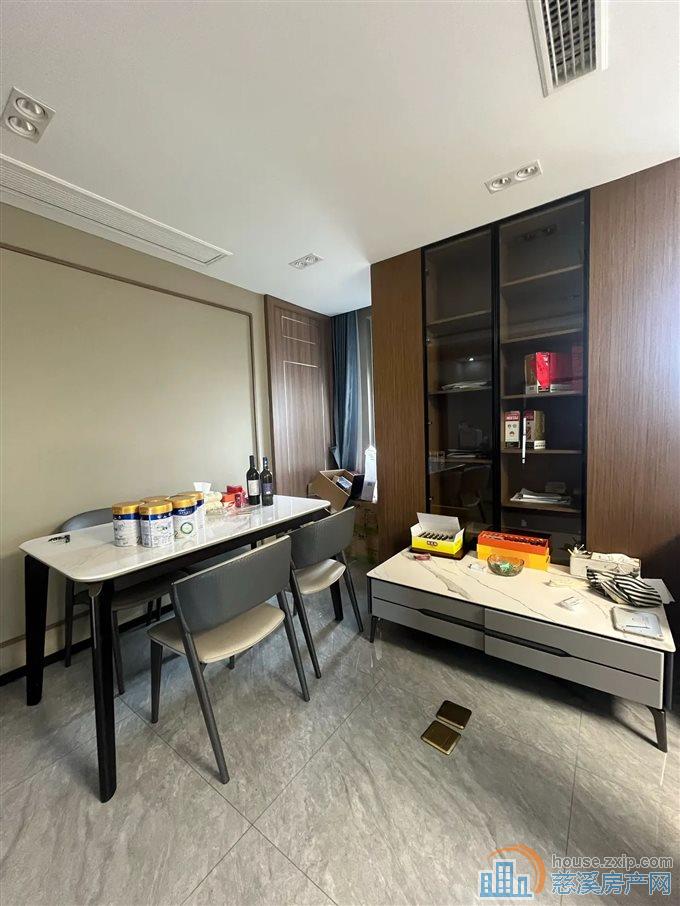 恒泰嘉景园119平180万带车位杂物间