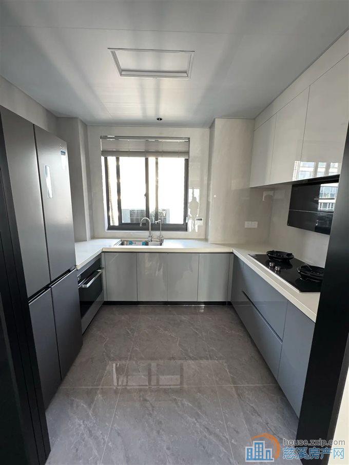 辉逸云庭 131平全新精装 290万