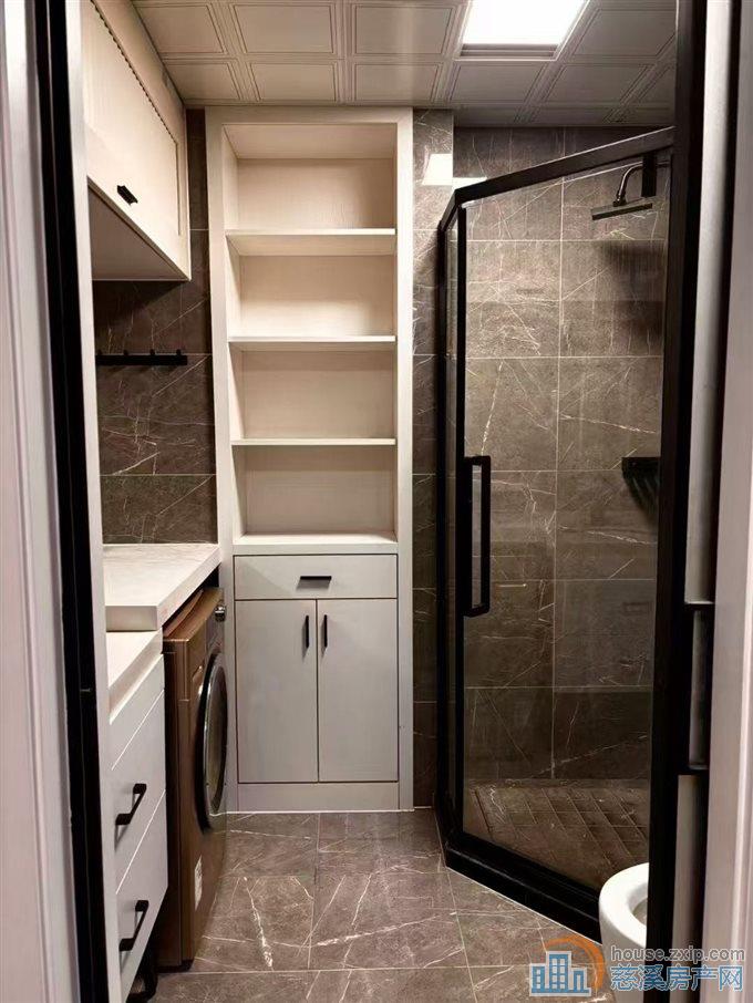 和润公寓，豪华装修，品牌家具家电 