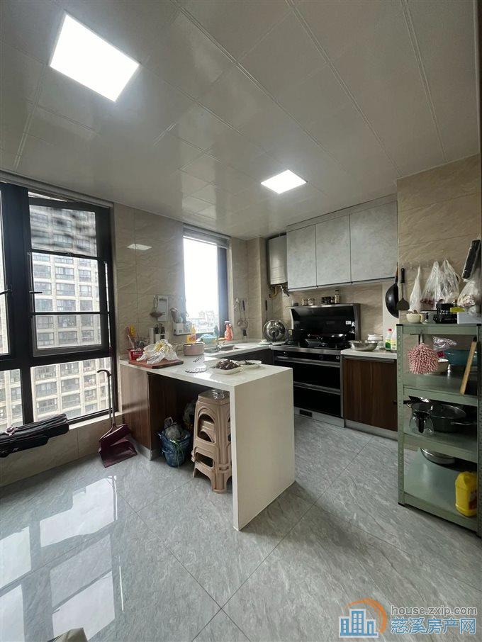 恒泰嘉景园119平180万带车位杂物间