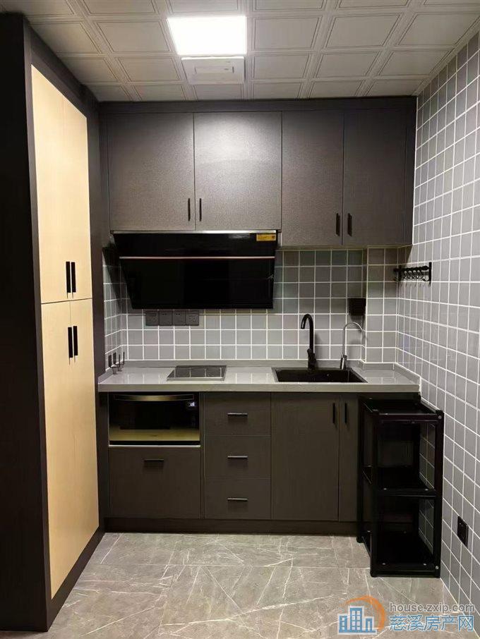 和润公寓，豪华装修，品牌家具家电 