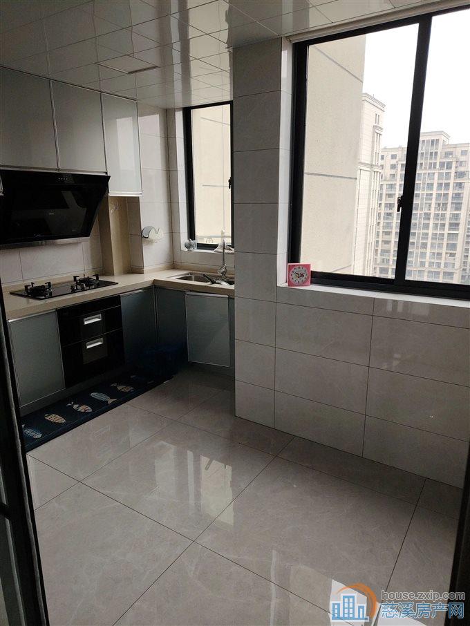 鸣北小区 全新精装 送车位杂物间