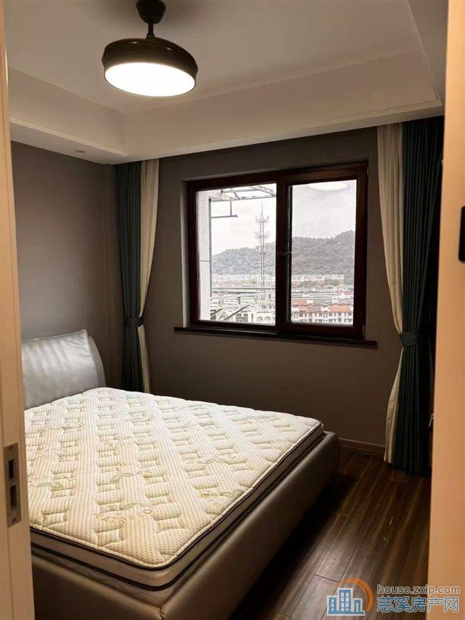 和润公寓，豪华装修，品牌家具家电 