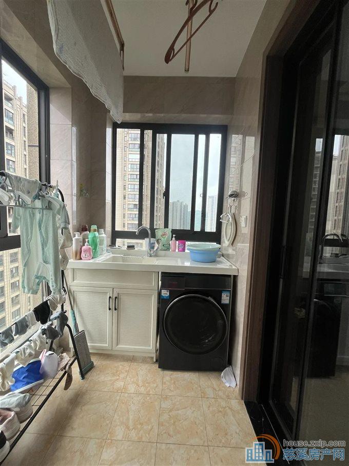 恒泰嘉景园119平180万带车位杂物间