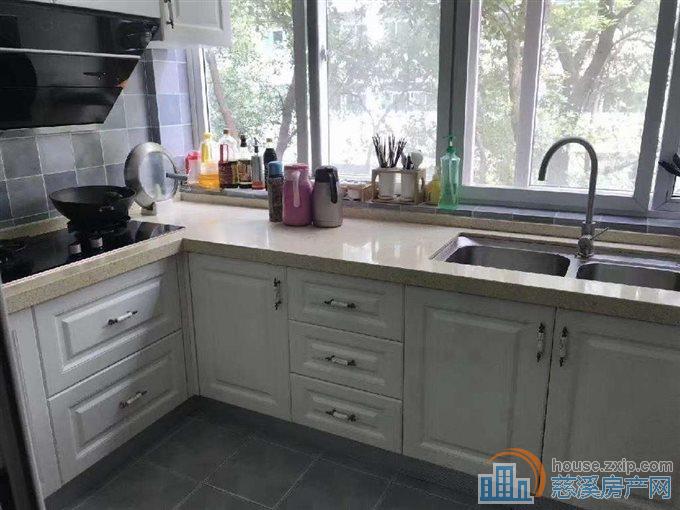 东兴苑北区  精装修 带地下车库 满两年